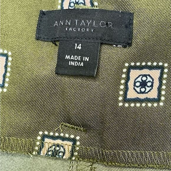 Ann Taylor Factory High Waist Pleated Belted Shorts Green Geometric Print Sz 14 - Picture 4 of 5